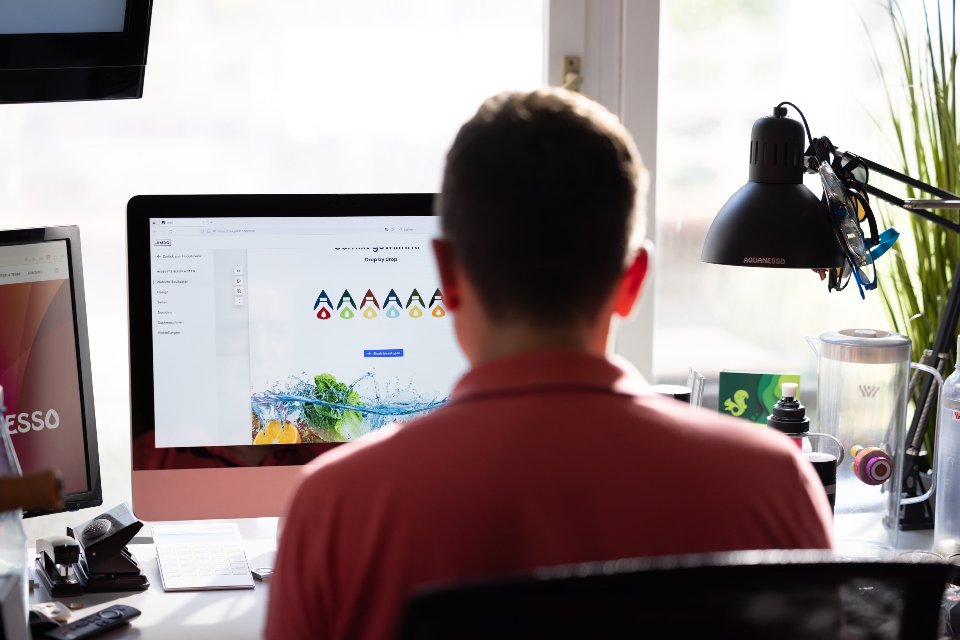 Jimdo-Nutzer Sven Skupski aktualisiert am Schreibtisch die Website seines Unternehmens Aquanesso mit dem Website-Baukasten.