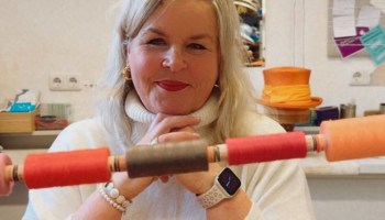 Claudia Voss, Inhaberin von HUTWILLER in Kiel, in ihrer Hutmacherwerkstatt – Jimdo-Kundin seit 2020